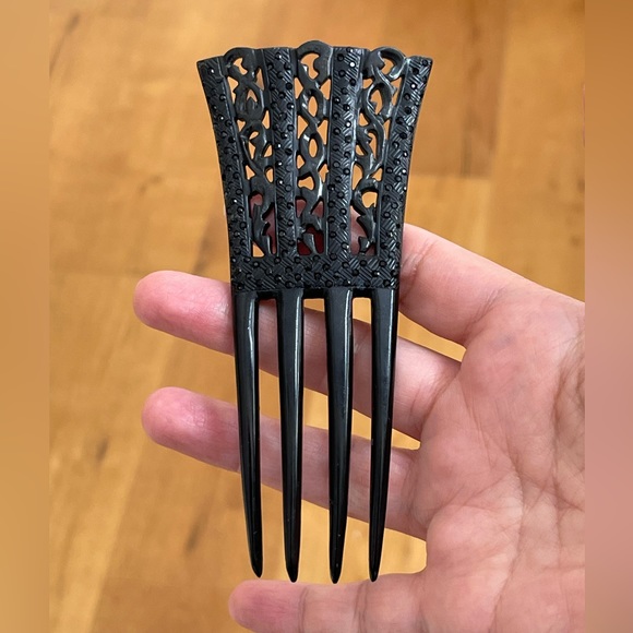 Vintage Accessories - Vintage Mantilla Fan Comb with small black cut stones